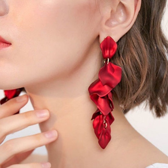 Floral Elegant long red rose petals - Picture 8 of 9